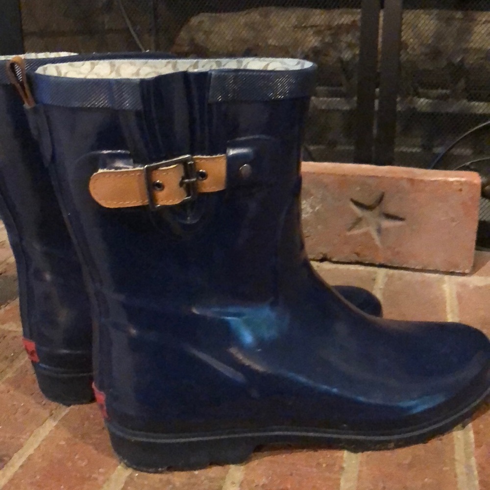 Chooka Rain Boots in navy blue. EUC.